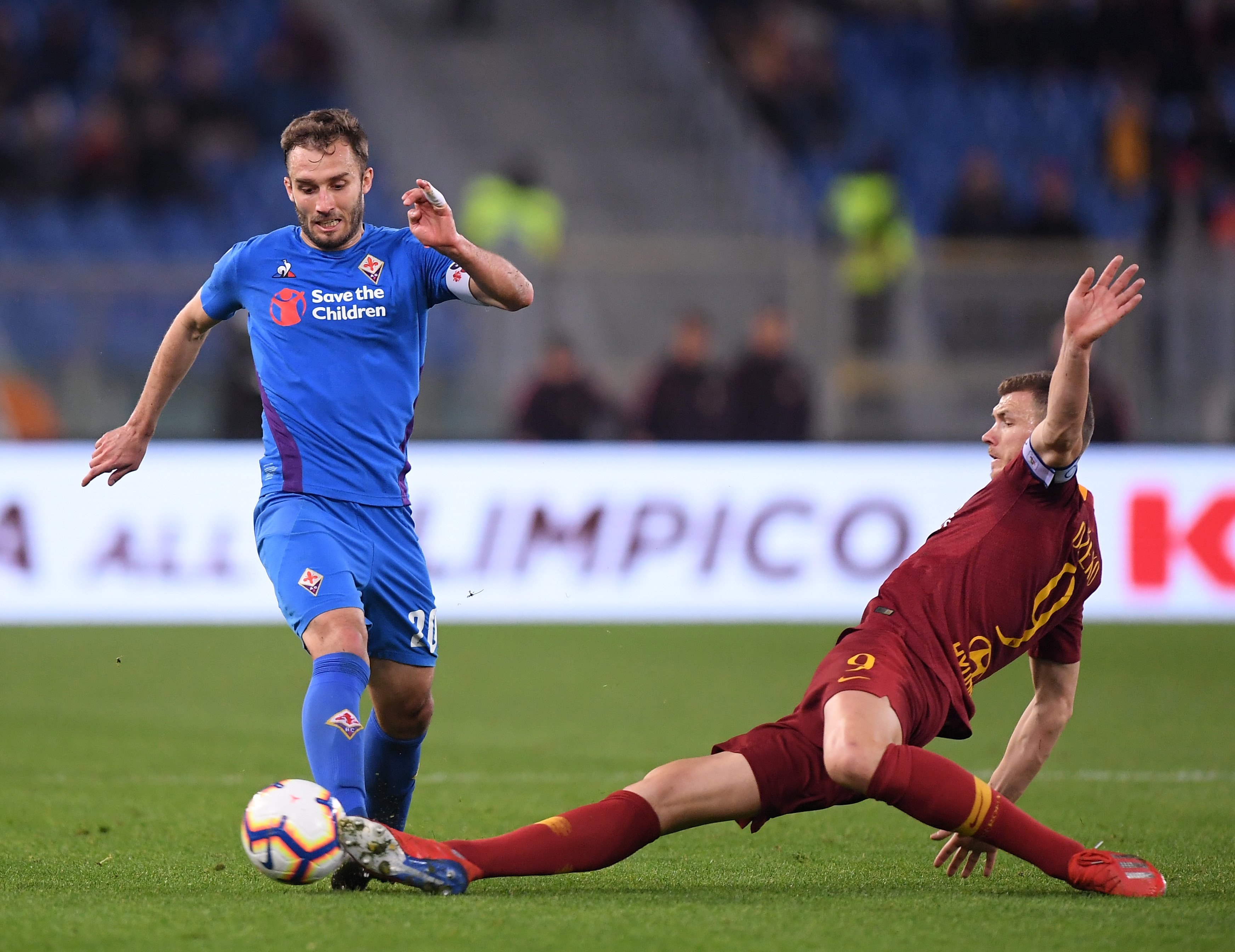 头球建功！利兹联后卫比约尔是第4位英超进球的斯洛文尼亚球员（利兹联后卫比约尔头球破门，成为英超进球的第4位斯洛文尼亚球员）