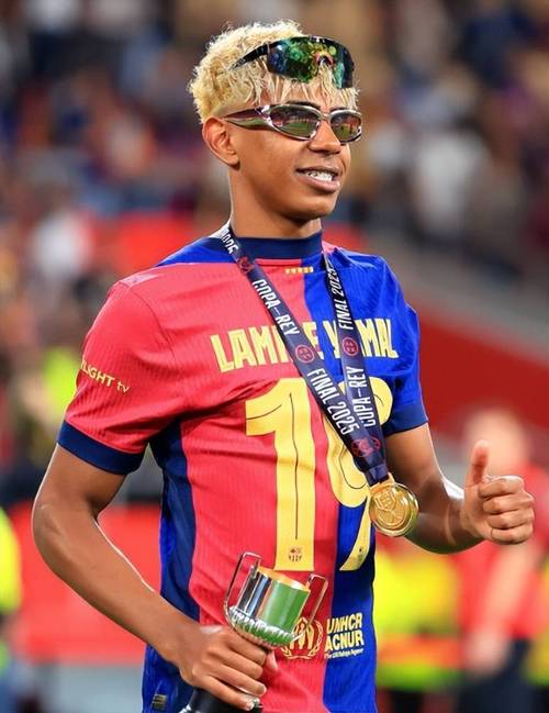 德甲半场：曼赞比破门，海登海姆0-1弗赖堡（德甲半场战况：曼赞比建功，弗赖堡客场1-0领先海登海姆）