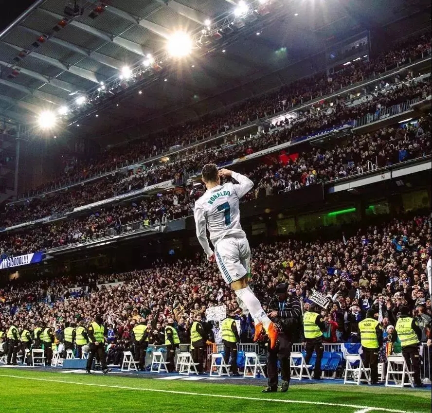 中场核心连续送出致命直塞