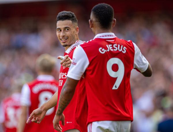 某国脚飞行十小时赶回备战