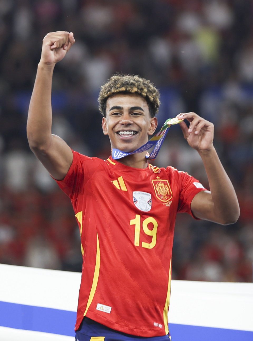 英超青训球员炫耀贩毒被判3年，同伙持枪获刑10年（英超梯队球员因炫耀贩毒获刑3年，持枪同伙被判10年）