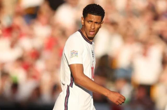 门兴后卫：我真的不是那种轻易倒地的球员，吉拉西明显犯规了（门兴后卫澄清：我不轻易倒地，吉拉西的犯规一目了然）