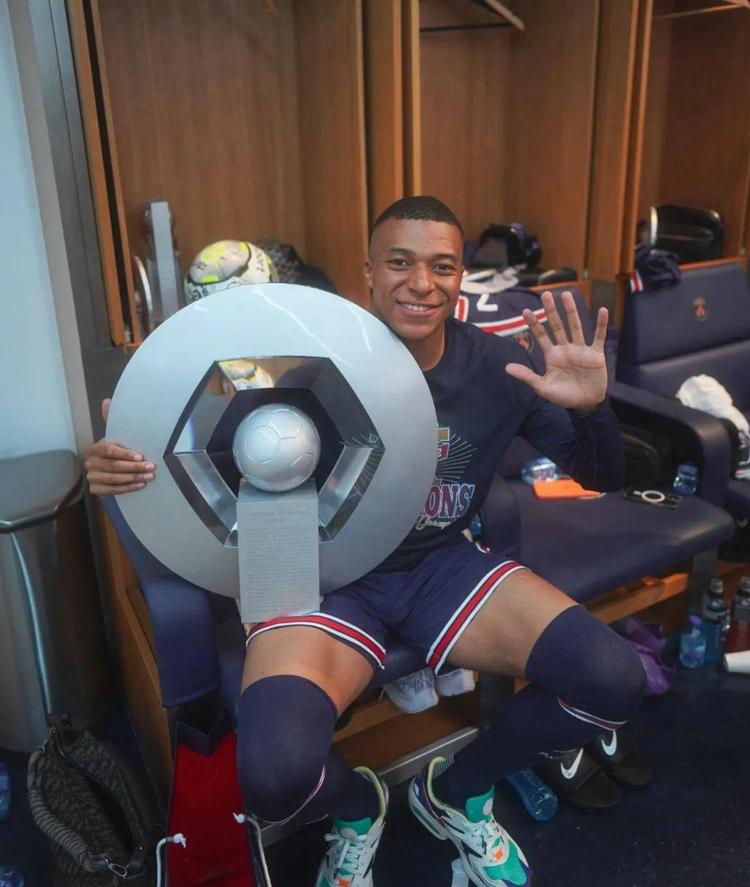 官方：赵博和王国明共同当选中超9／10月最佳守门员（中超9／10月最佳门将出炉：赵博与王国明并列当选）